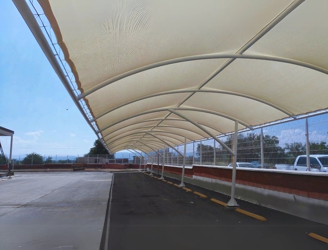 Mallas sombra para estacionamiento en Querétaro con estructura metálica