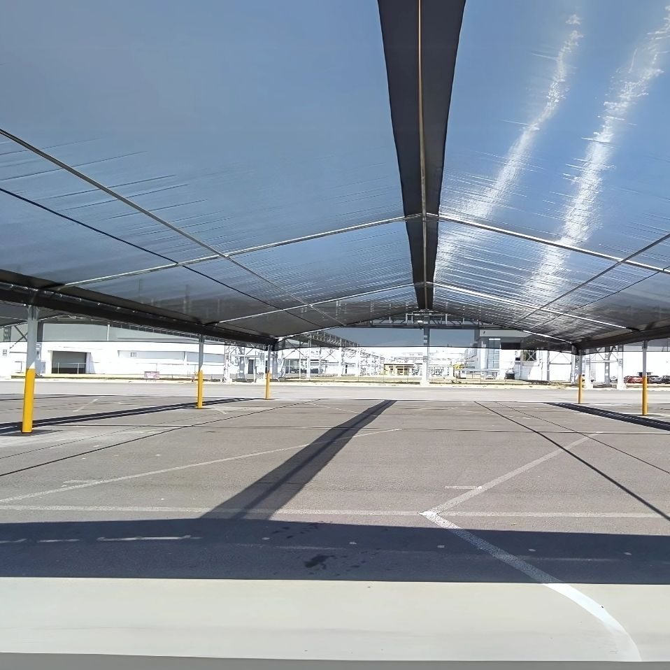 Instalación de mallas sombra negra en estacionamiento al aire libre