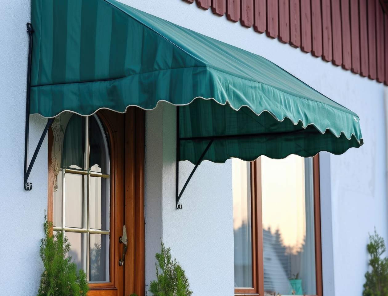 Toldo tapasol verde con caída ondulada instalado sobre ventana en fachada clara