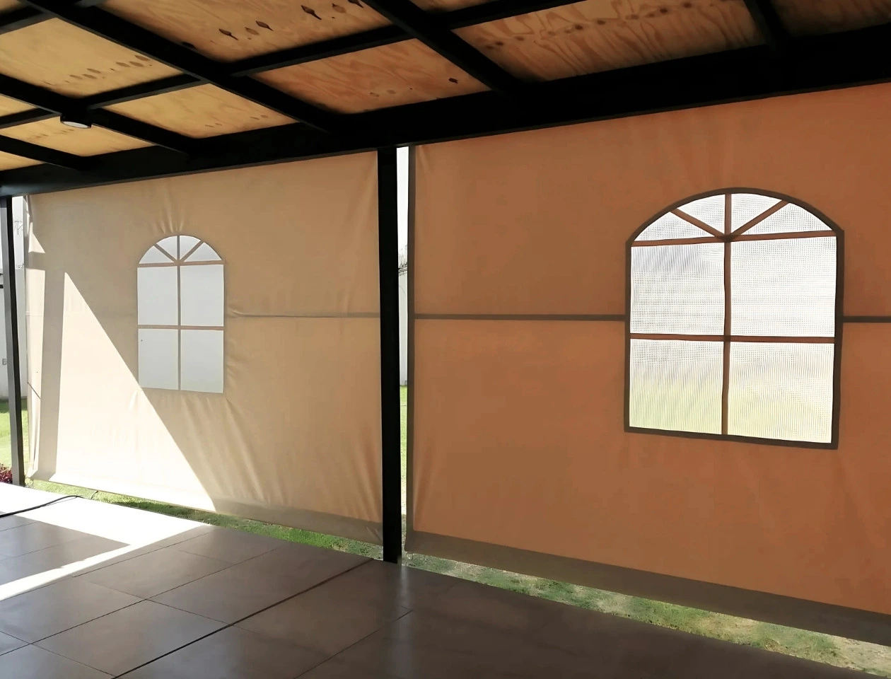 Solución vertical en lona opaca para control de luz y viento en exteriores