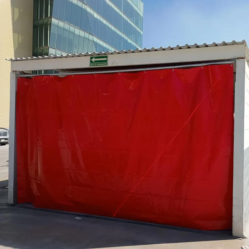 Cortina corrediza con argollas en estacionamiento de empresa