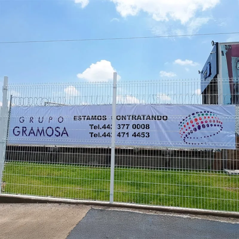 Impresión de lona en Fachada con anuncio publicitario grande en la parte superior