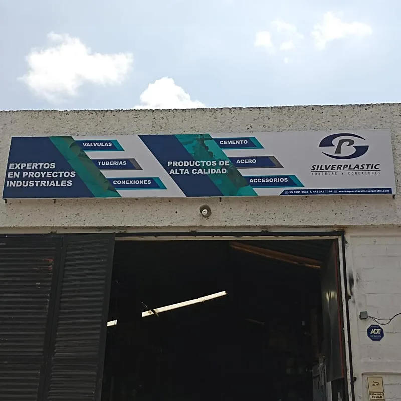 Fachada de tienda con anuncio publicitario