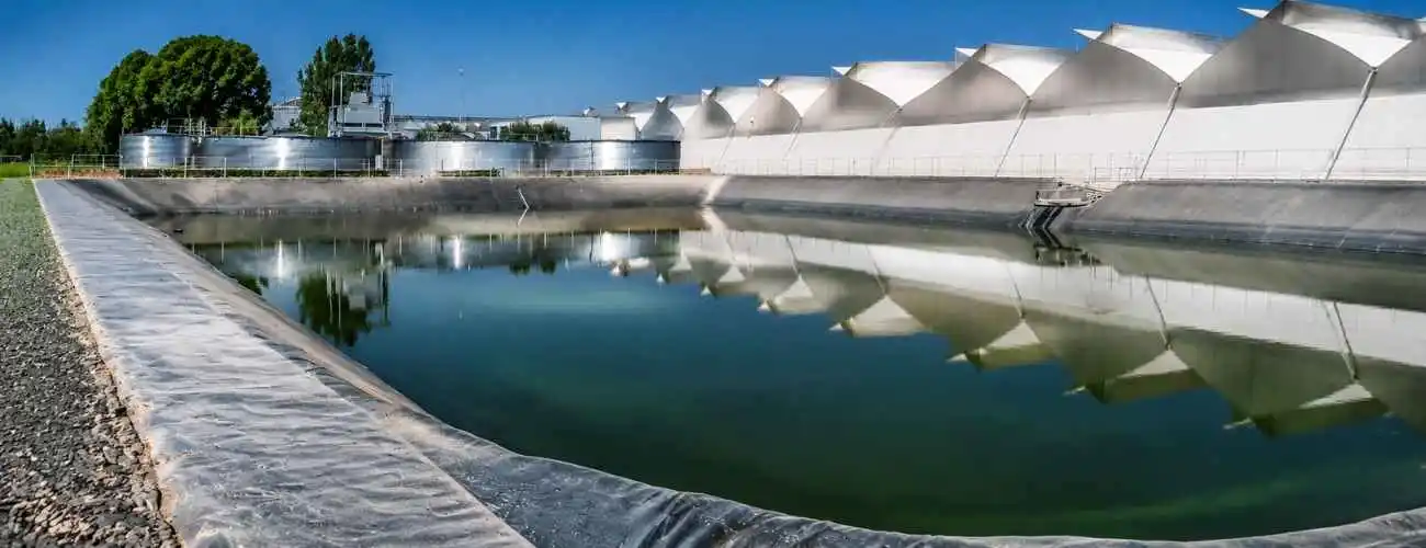 Geomembrana Duraflex para impermeabilización de estanques, reservorios y proyectos de almacenamiento de agua.
