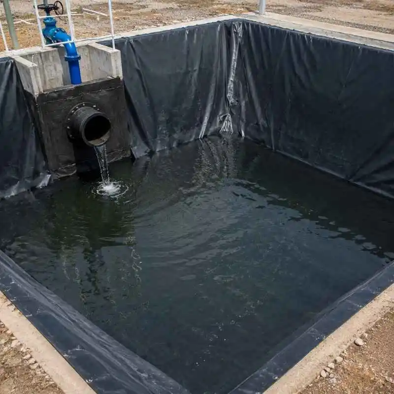 Geomembrana de PVC para cárcamo de almacenamiento y manejo de líquidos en obra civil e infraestructura industrial.