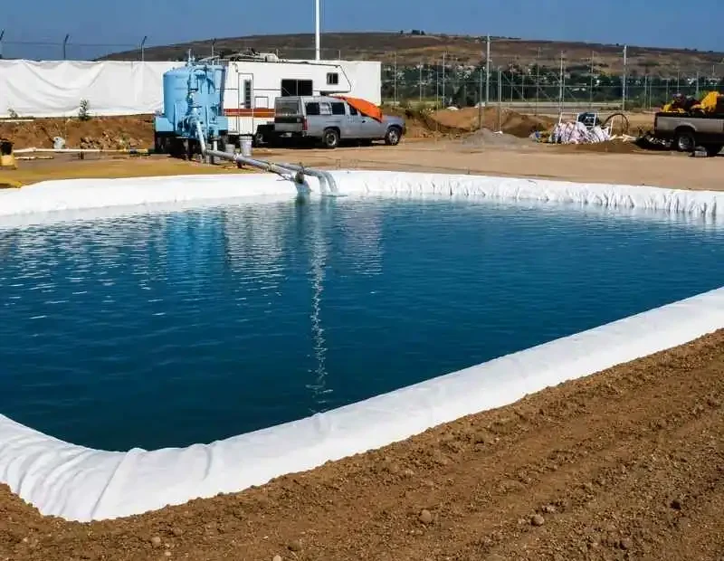 Geomembrana de PVC almacenamiento y manejo de líquidos en obra civil e infraestructura industrial.