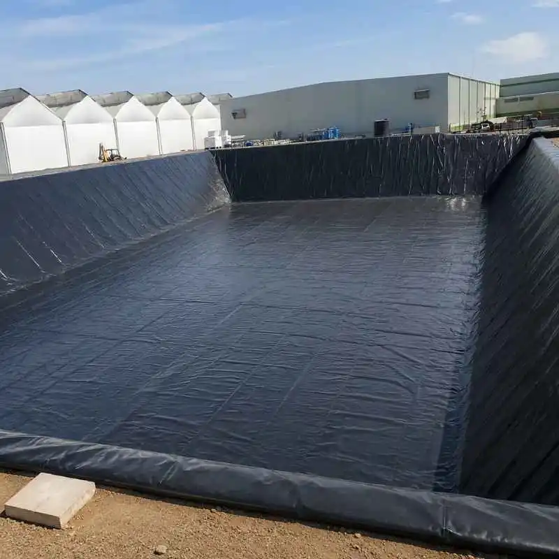 Estanque industrial impermeabilizado con geomembrana de alta resistencia para almacenamiento de líquidos.