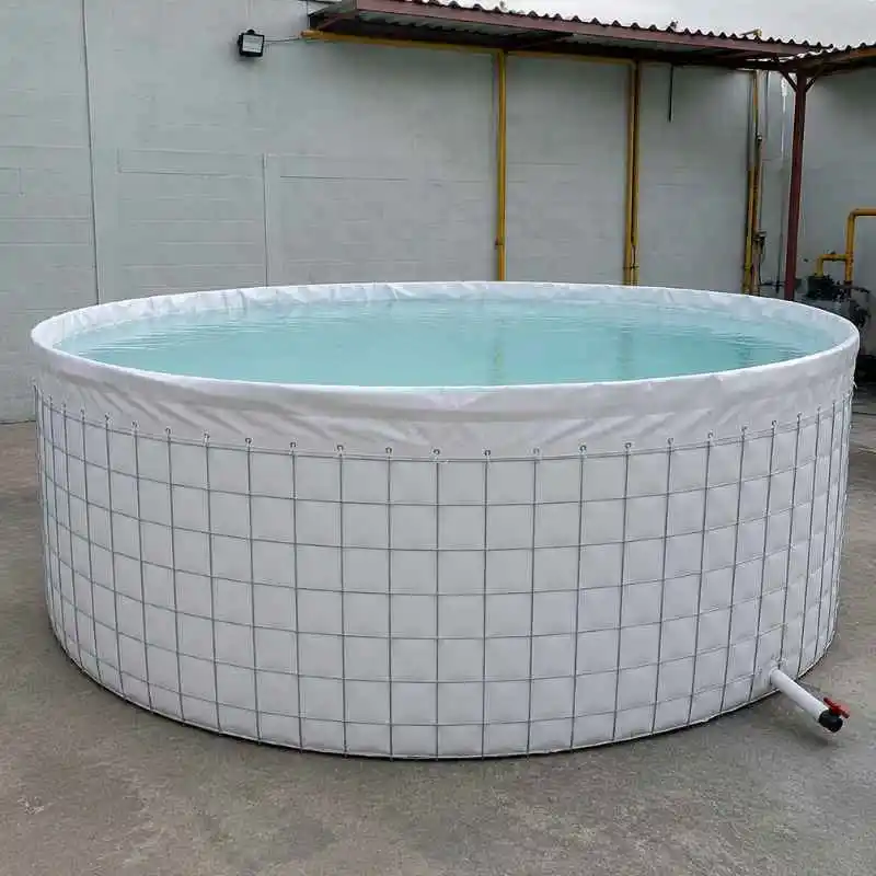 Tanque circular con geomembrana para almacenamiento temporal de agua en aplicaciones agrícolas e industriales.