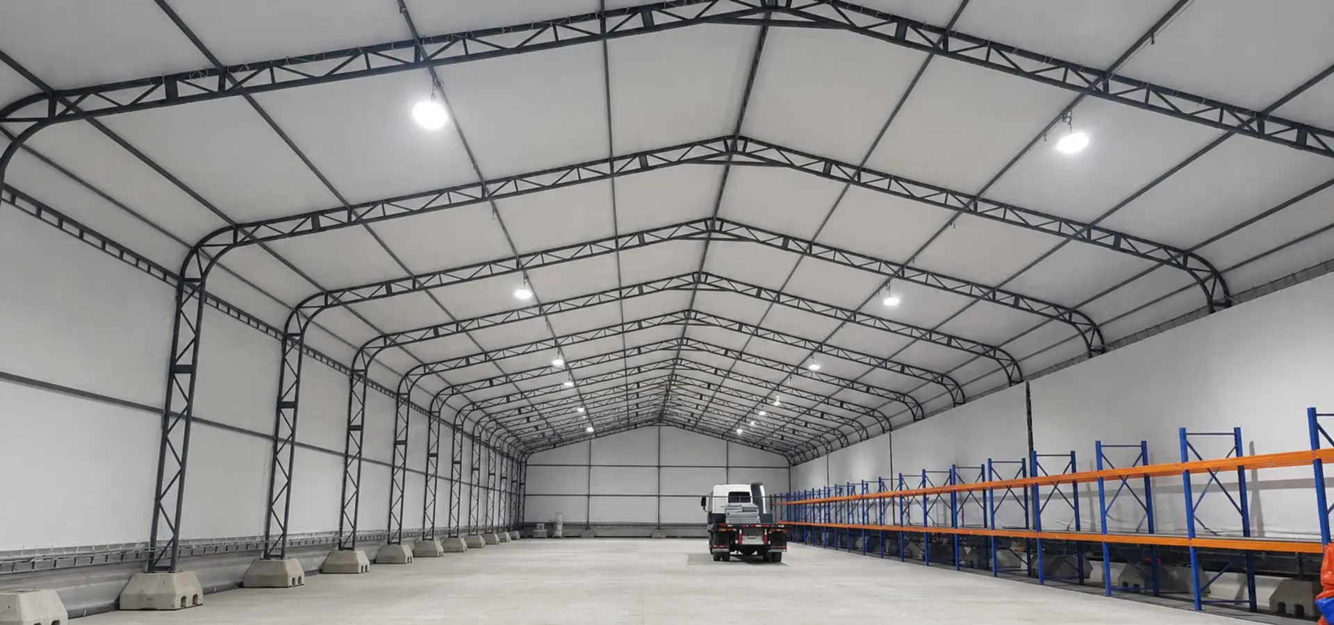 Interior de carpa industrial de lona con estructura metálica para almacenes y centros logísticos.