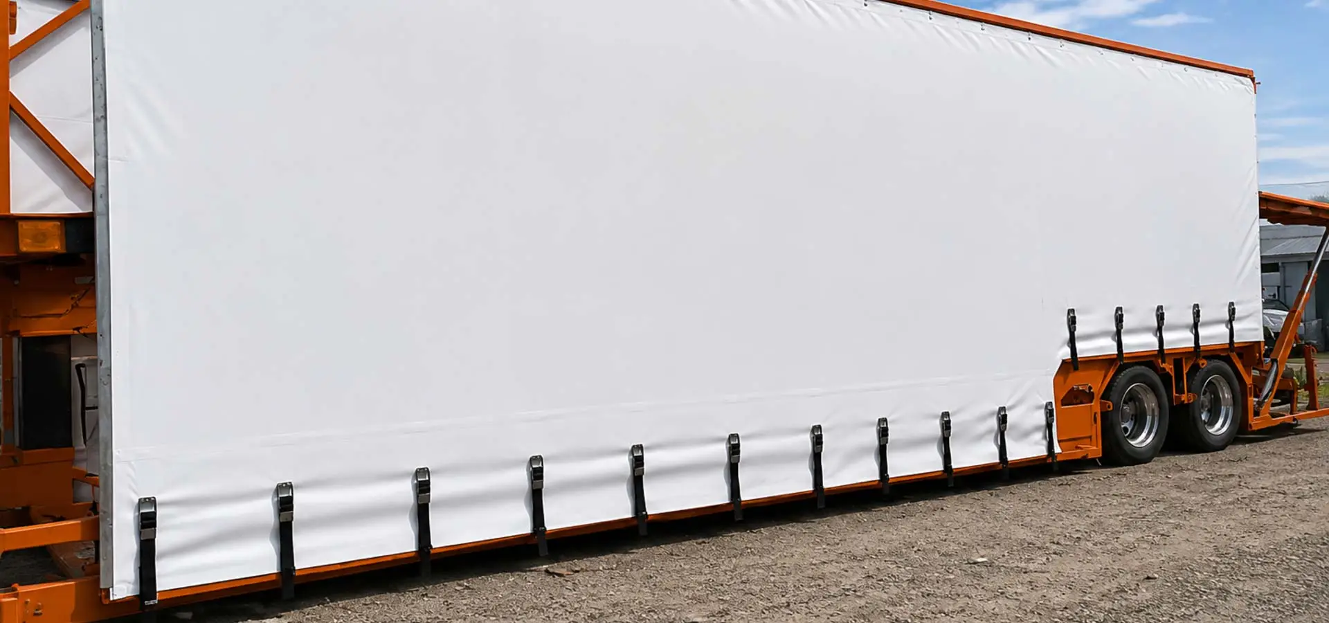 Cortina de lona para tráiler tipo sider fabricada en PVC de alta resistencia para transporte de carga.