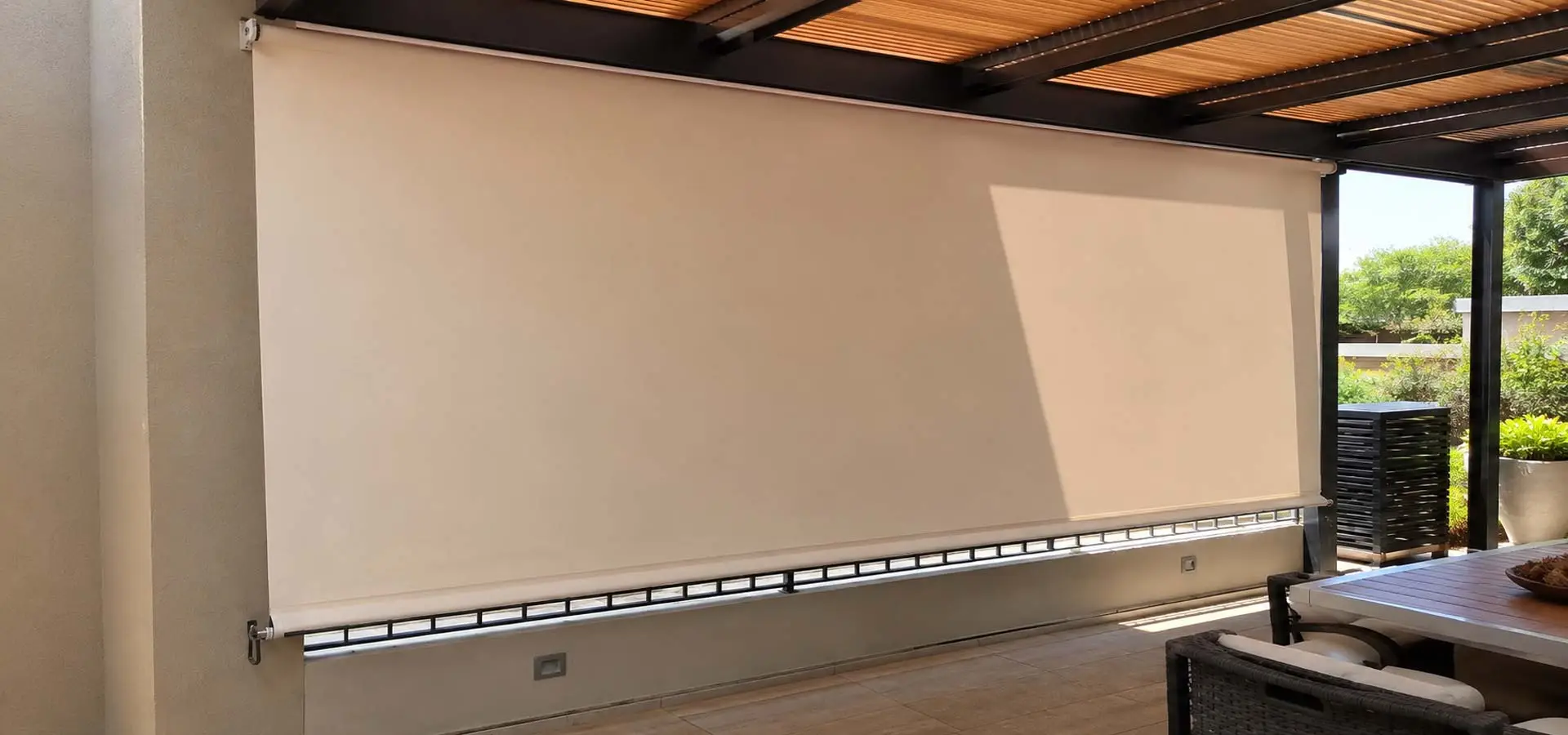 Toldo vertical Lonas Versaflex enrollable para terraza con lona de PVC resistente al sol y al viento.